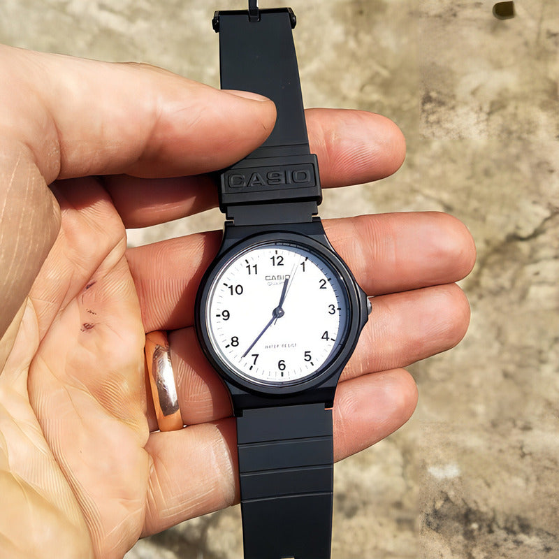 Reloj Casio Mq-24-7b Analógico Unisex De Resina Con Fondo Blanco
