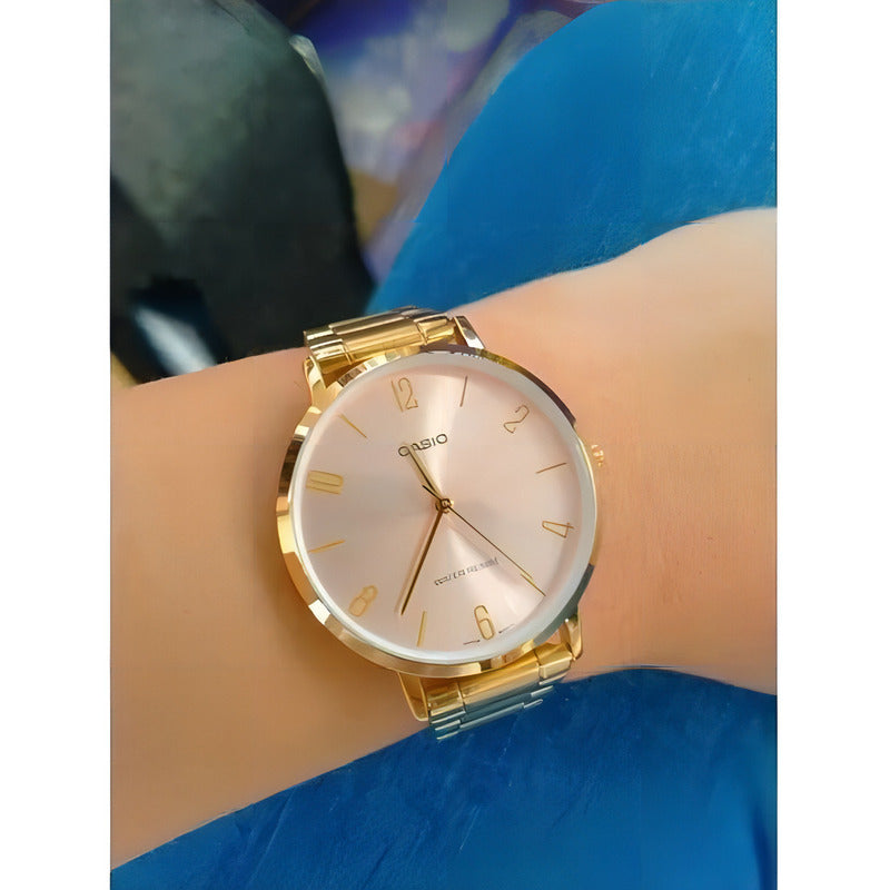 Reloj Casio Para Mujer De Acero Inoxidable Dorado Con Fondo Rosado