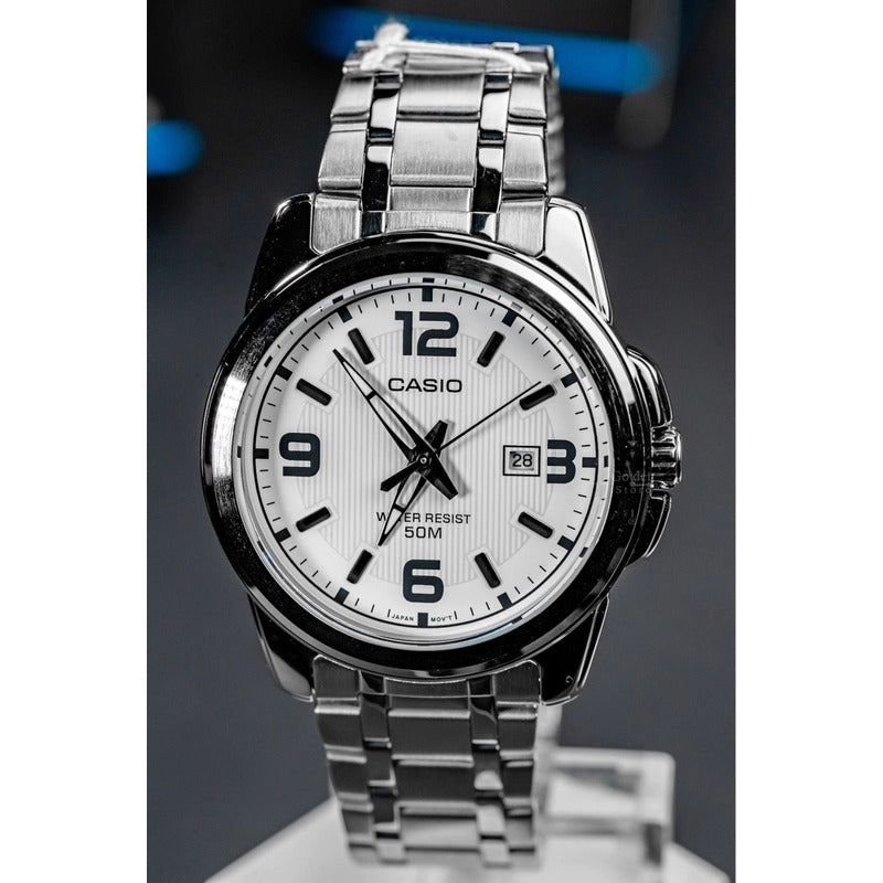 Reloj Pulsera Casio Mtp-1314d-7a Con Correa De Acero Inoxidable Color Plateado Fondo Blanco