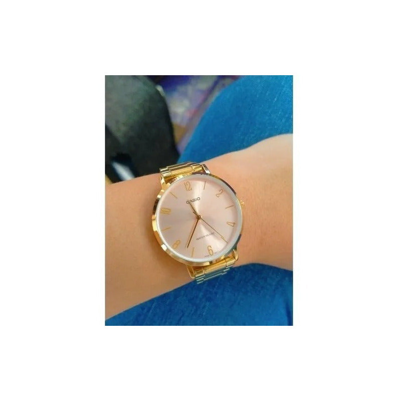 Reloj Casio Para Mujer De Acero Inoxidable Dorado Con Fondo Rosado