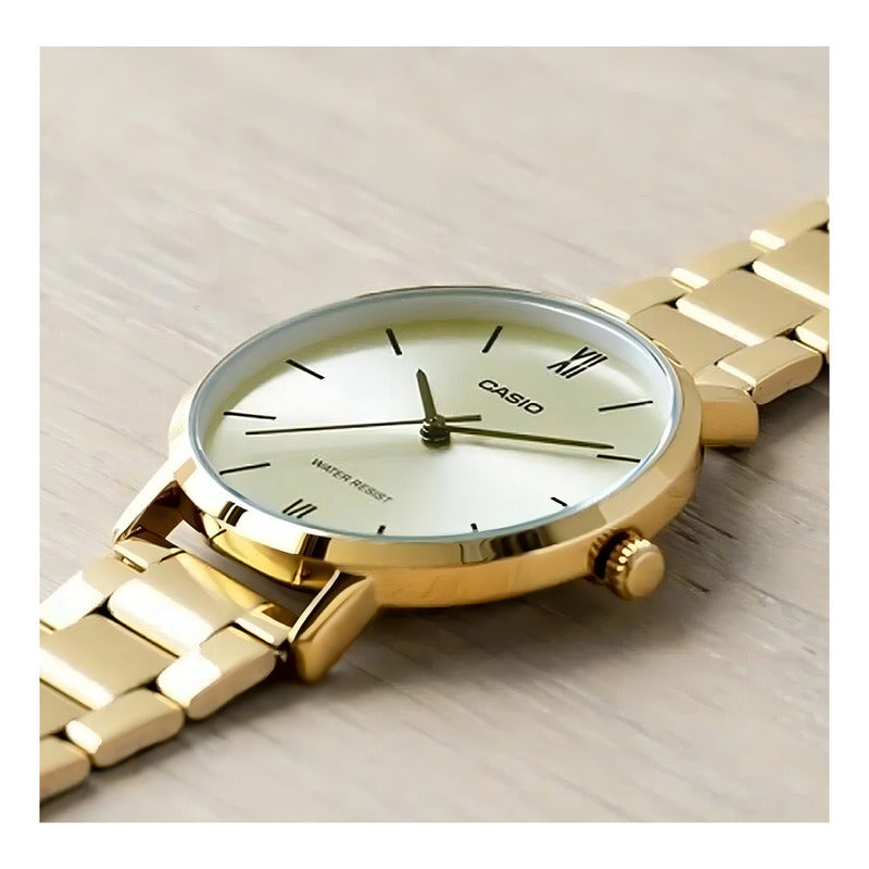 Reloj Casio Clásico Análogo Para Mujer De Acero Inoxidable Dorado Con Fondo Blanco
