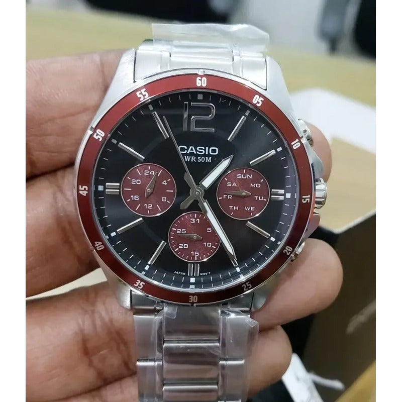 Reloj Casio Hombre Mtp-1374d Colores Surtidos/relojesymas Correa Plateada Bisel Negro Fondo Rojo Oscuro 5a