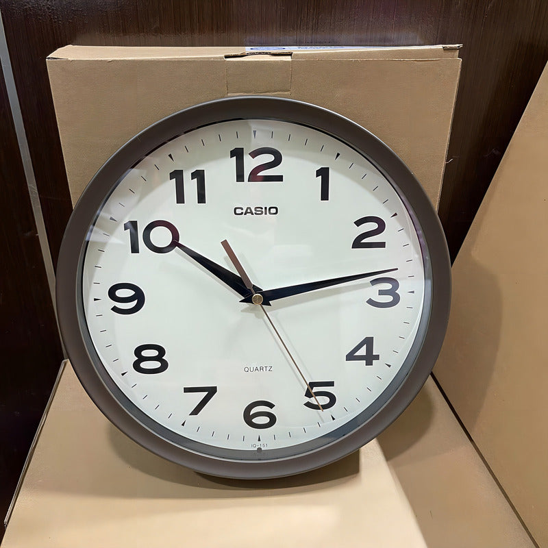 Reloj De Pared Iq151 Casio Con Diseño Redondo Café Blanco