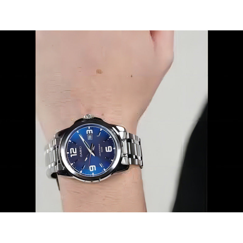 Reloj Pulsera Casio Mtp-1314d-2av Con Correa De Acero Inoxidable Color Plateado - Fondo Azul