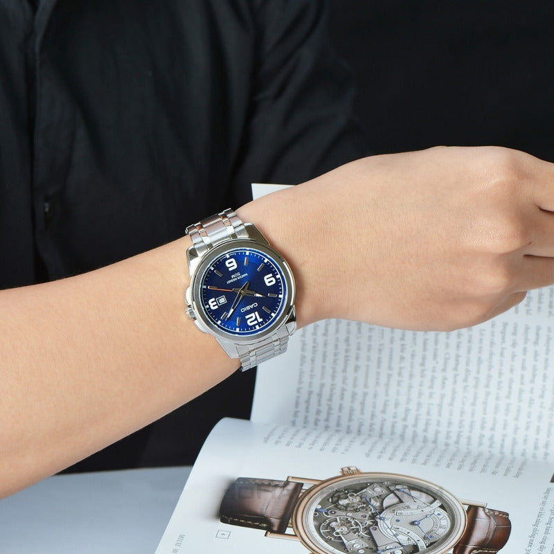 Reloj Pulsera Casio Mtp-1314d-2av Con Correa De Acero Inoxidable Color Plateado - Fondo Azul