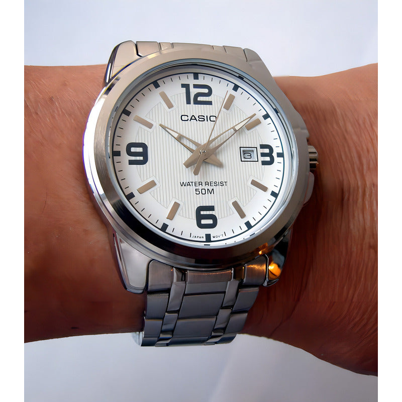 Reloj Pulsera Casio Mtp-1314d-7a Con Correa De Acero Inoxidable Color Plateado Fondo Blanco