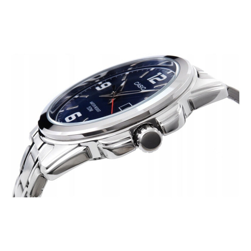 Reloj Pulsera Casio Mtp-1314d-2av Con Correa De Acero Inoxidable Color Plateado - Fondo Azul