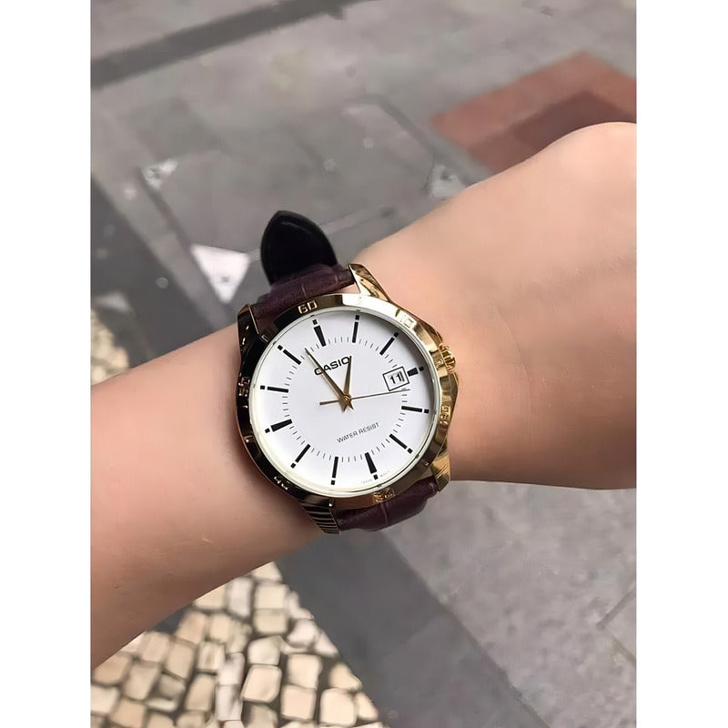 Reloj Pulsera Casio Mtp-v004gl-7a Con Correa De Cuero Color Marrón Fondo Blanco Bisel Dorado