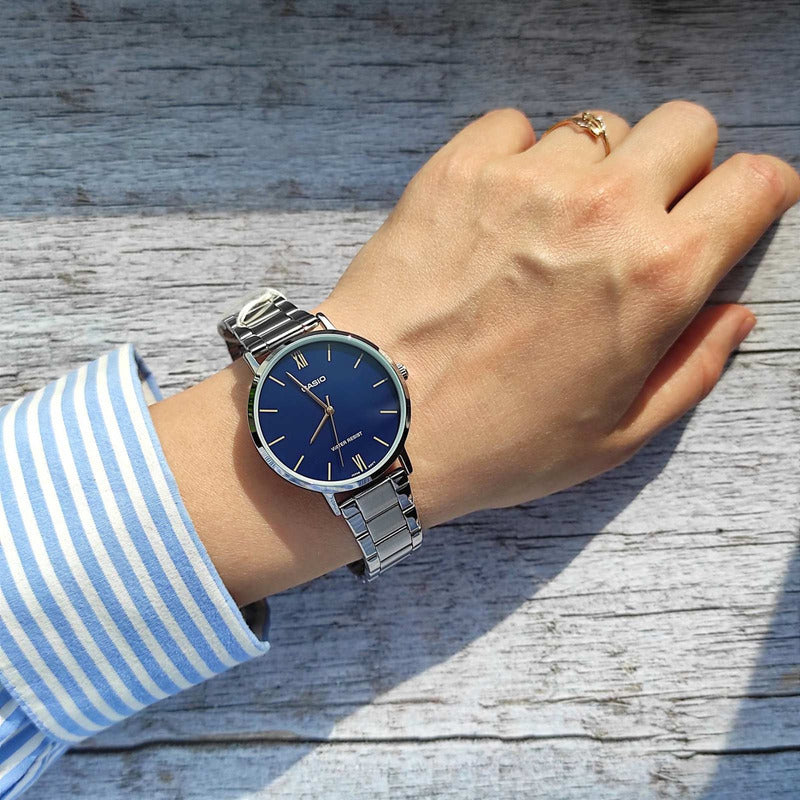Reloj Mujer Casio Ltp-vt01d-2b Plateado Análogo Color Del Fondo Azul Marino