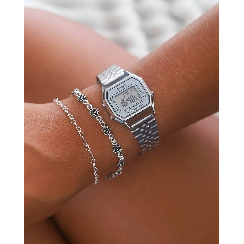 Reloj Casio La-680wa-7 Cuarzo Para Dama Color De La Correa Acero Color Del Bisel Plata Color Del Fondo Digital Plateado