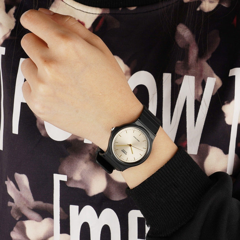 Reloj De Pulsera Casio Collection Mq-24-7e2 Relojesymas Negro Blanco