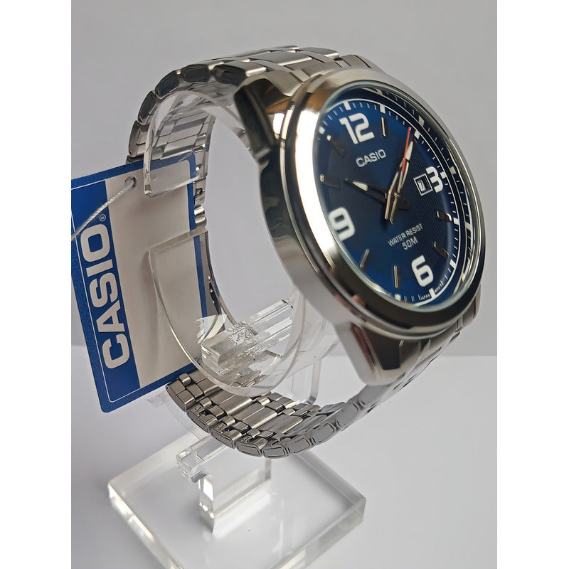 Reloj Pulsera Casio Mtp-1314d-2av Con Correa De Acero Inoxidable Color Plateado - Fondo Azul