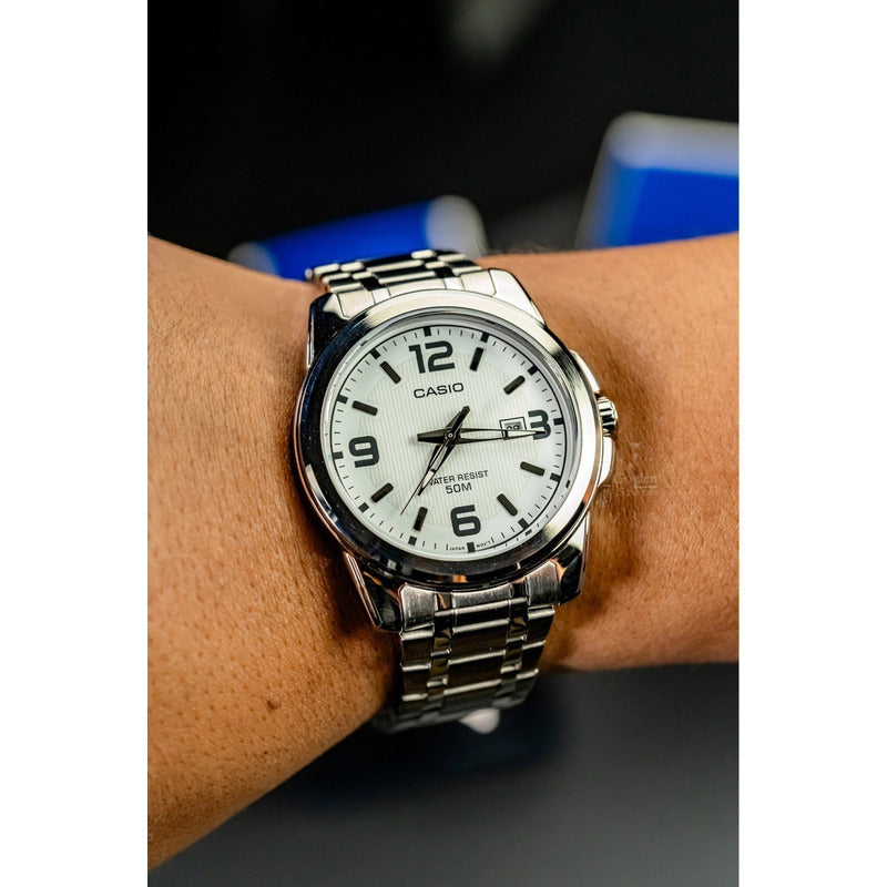 Reloj Pulsera Casio Mtp-1314d-7a Con Correa De Acero Inoxidable Color Plateado Fondo Blanco