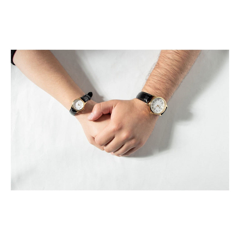 Reloj Pulsera Casio Mtp-v002gl-7b2u Con Correa De Cuero Color Negro - Fondo Blanco - Bisel Dorado
