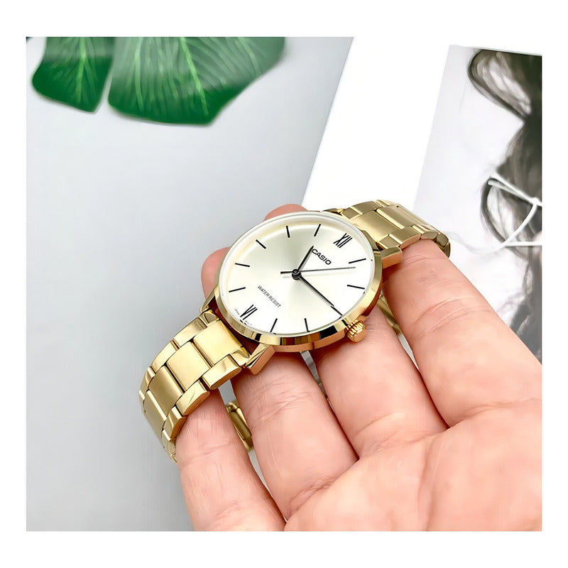 Reloj Casio Clásico Análogo Para Mujer De Acero Inoxidable Dorado Con Fondo Blanco