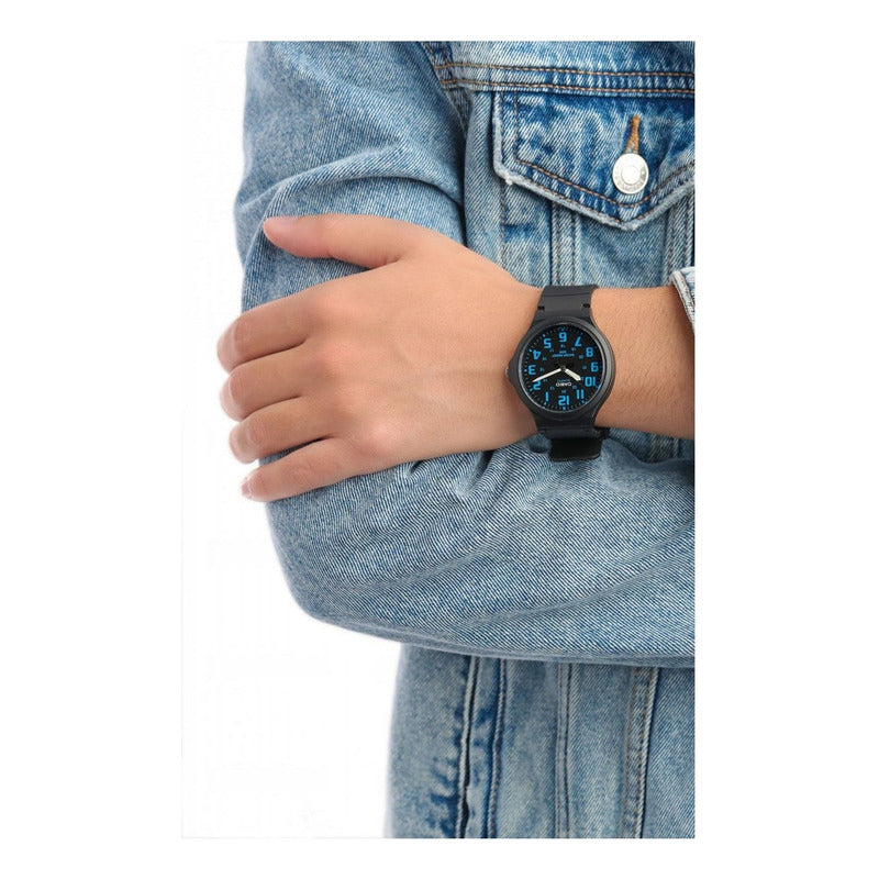 Reloj De Pulsera Casio Youth Mw-240-2bv Con Cuerpo Negro, Analógico, Para Hombre, Fondo Negro, Con Correa De Resina Negra, Fondo Azul Cielo, Bisel Negro Y Hebilla Sencilla