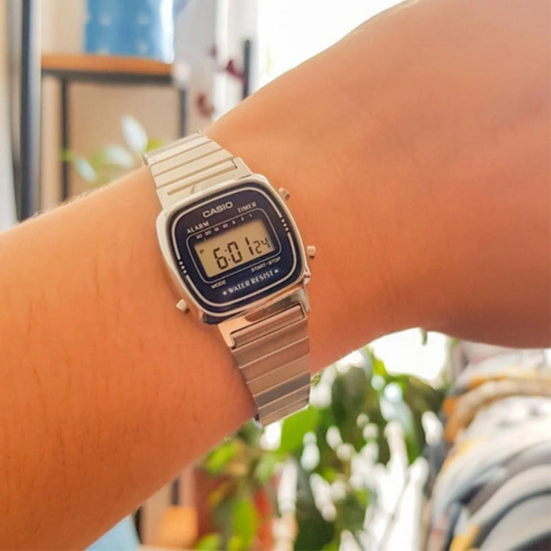 Reloj Pulsera Digital Casio La-670wa-2d Con Correa De Acero Inoxidable Color Plateado