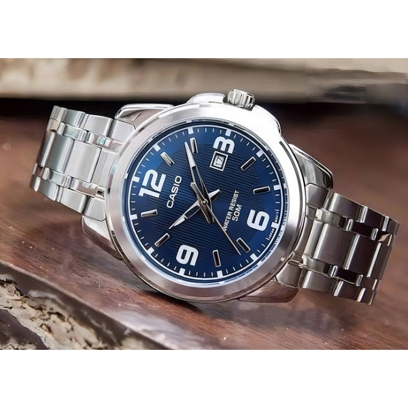 Reloj Pulsera Casio Mtp-1314d-2av Con Correa De Acero Inoxidable Color Plateado - Fondo Azul