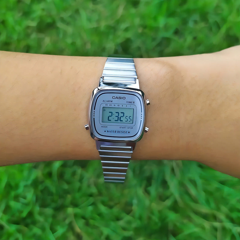 Reloj Pulsera Digital Casio La670wa-7df Con Correa De Acero Color Plata - Fondo Gris - Bisel Plateado