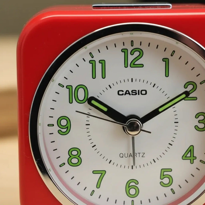 Reloj De Mesa Analógico Casio Tq-143s-4 Color Rojo Rojo