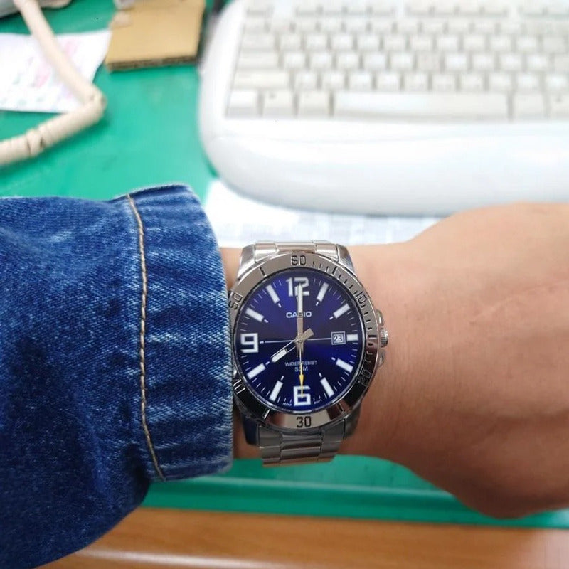 Reloj Casio Mtpvd01 2b Hombre Acero Fechador Correa Plateado Bisel Plateado Fondo Azul Marino Mtp-vd01d-2b