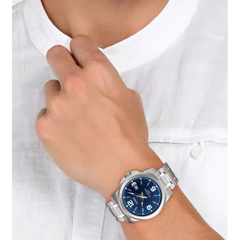 Reloj Pulsera Casio Mtp-1314d-2av Con Correa De Acero Inoxidable Color Plateado - Fondo Azul