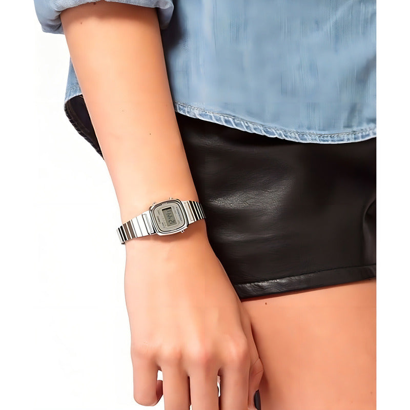 Reloj Pulsera Digital Casio La670wa-7df Con Correa De Acero Color Plata - Fondo Gris - Bisel Plateado