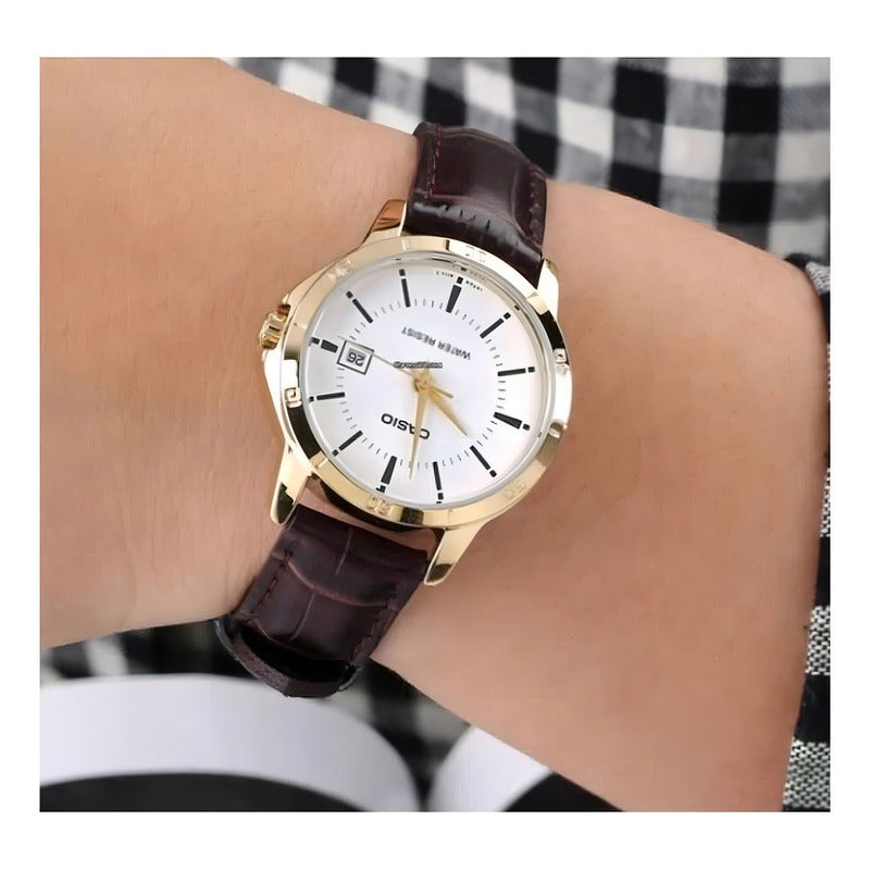 Reloj Pulsera Casio Mtp-v004gl-7a Con Correa De Cuero Color Marrón Fondo Blanco Bisel Dorado
